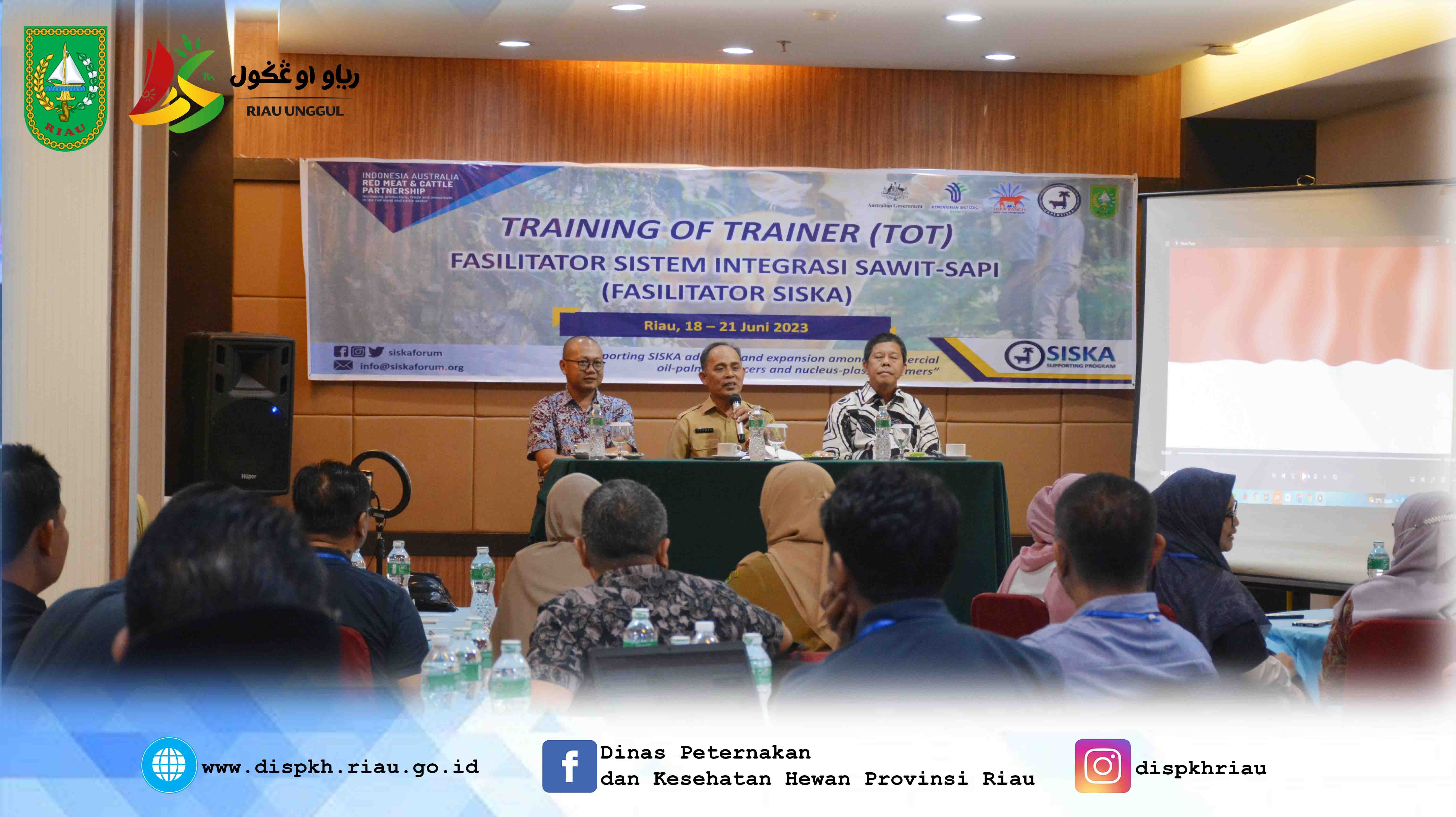 Kepala Dinas Peternakan dan Kesehatan Hewan Provinsi Riau Membuka Acara Training Of Trainer (TOT) Fasilitator Sistem Integrasi Sapi-Sawit 